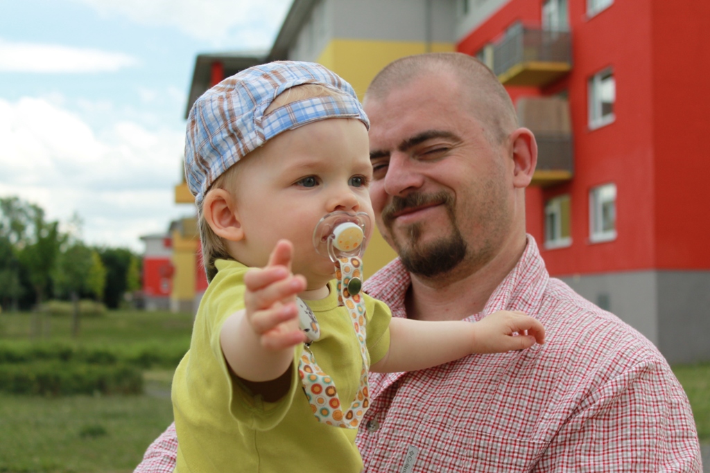 Mamiiii pomooooc, tatínek mě chytil.