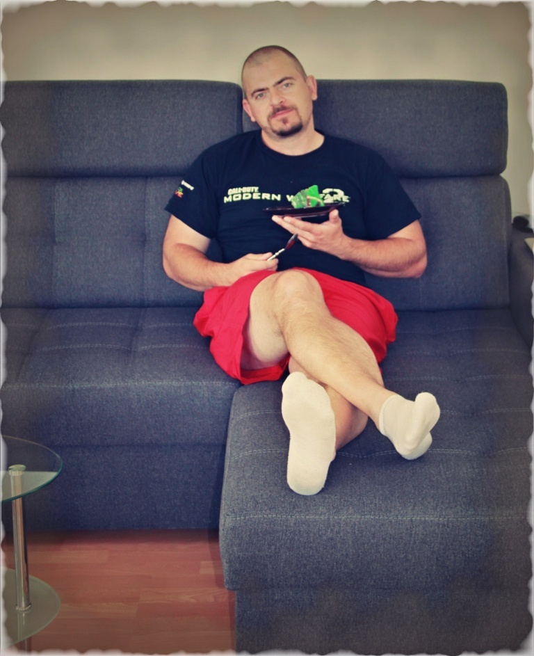 Tatínek zatím ochutnává dortík. :-)